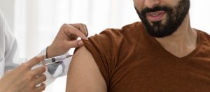 Vaccination administrée dans l'épaule d'un homme, service en pharmacie.